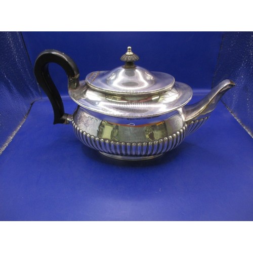 160 - A late 19th century sterling silver tea pot, approx. weight 489g in good pre-owned condition with us... 