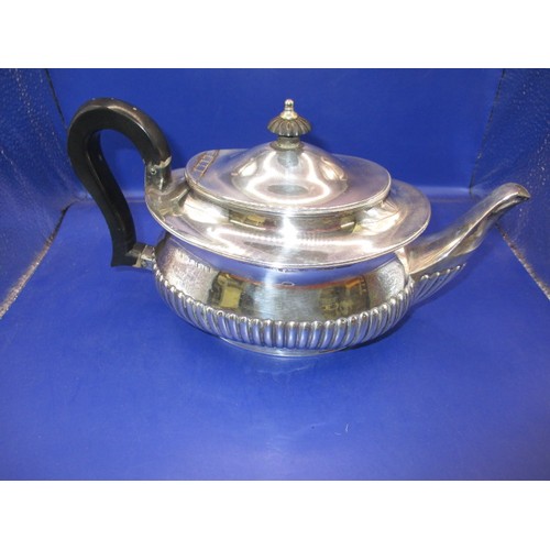 160 - A late 19th century sterling silver tea pot, approx. weight 489g in good pre-owned condition with us... 