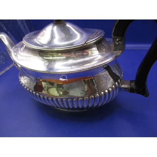 160 - A late 19th century sterling silver tea pot, approx. weight 489g in good pre-owned condition with us... 