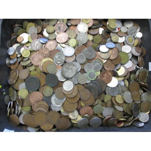 168 - A large quantity of world coins, approx. weight 15kg, all in circulated condition