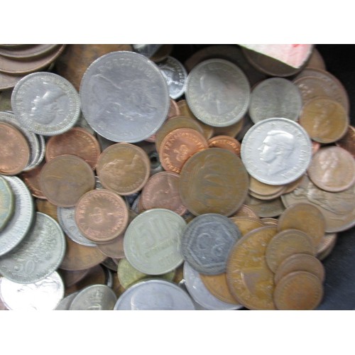 169 - A large quantity of world coins and some bank notes, approx. weight 15.5 kg, all in circulated condi... 