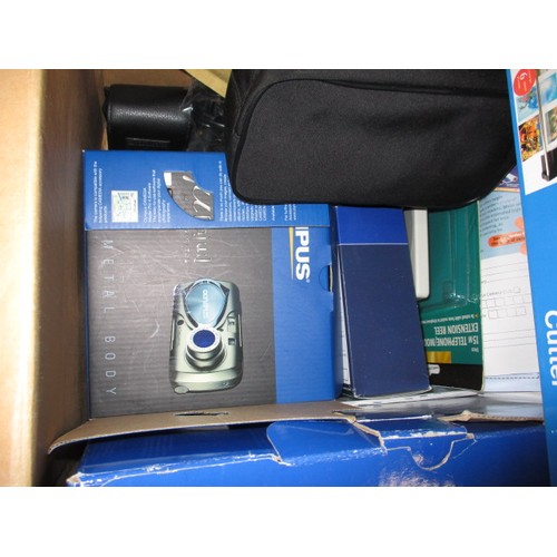 20 - A parcel of cameras and photo developing and printing equipment, all in used condition and not teste... 