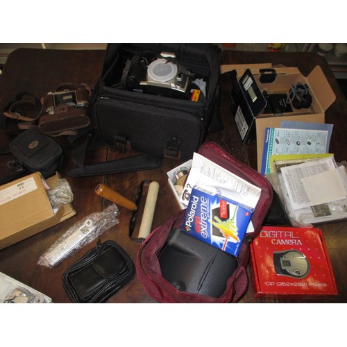 20 - A parcel of cameras and photo developing and printing equipment, all in used condition and not teste... 