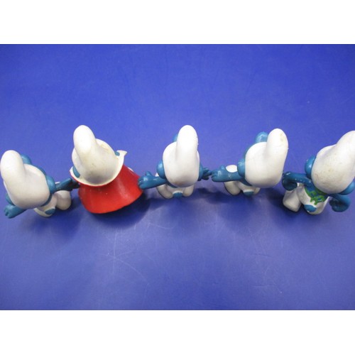 83 - 5 vintage Peyo Schleich Smurfs in good condition with minor age-related marks