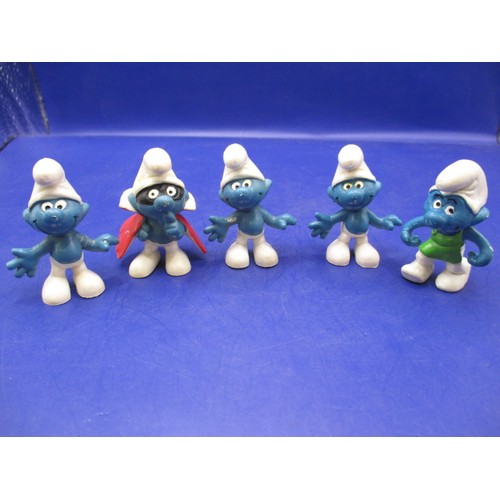 83 - 5 vintage Peyo Schleich Smurfs in good condition with minor age-related marks