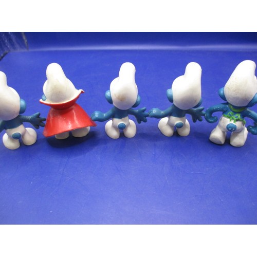 83 - 5 vintage Peyo Schleich Smurfs in good condition with minor age-related marks