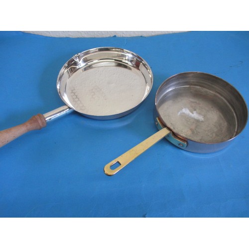 86 - A copper cooking pan by Leon Jaeggi London and a smaller very heavy copper pan, approx. diameters 25... 