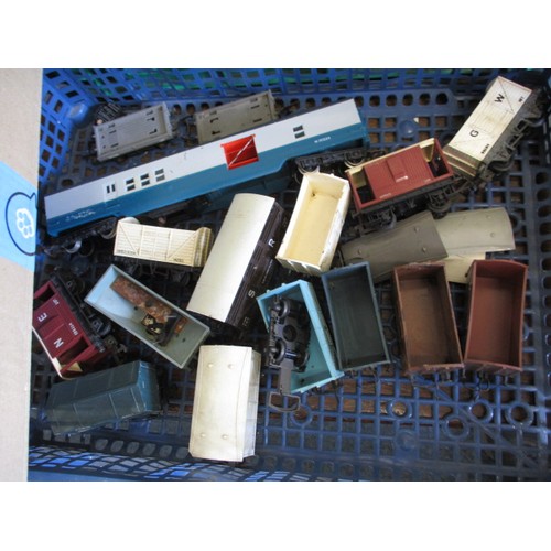 102 - A parcel of ‘00’ gauge model railway items, to include a large quantity of track, all in good used c... 