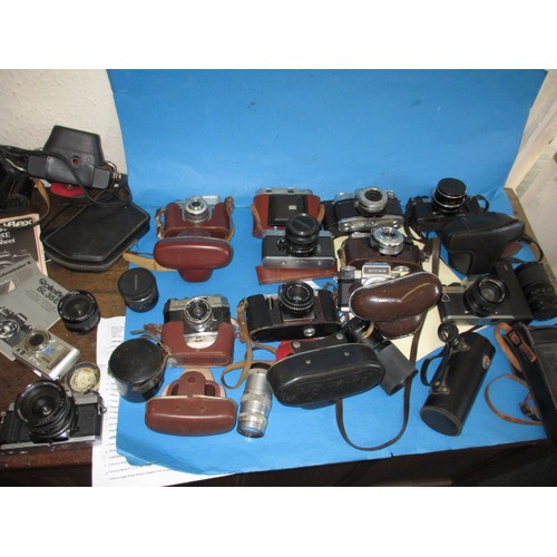 137 - A large quantity of vintage cameras, to include examples by Rolleflex, Zeiss, Minolta and Praktica, ... 