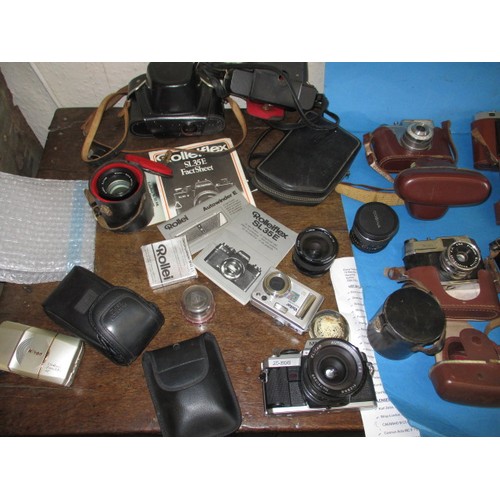 137 - A large quantity of vintage cameras, to include examples by Rolleflex, Zeiss, Minolta and Praktica, ... 