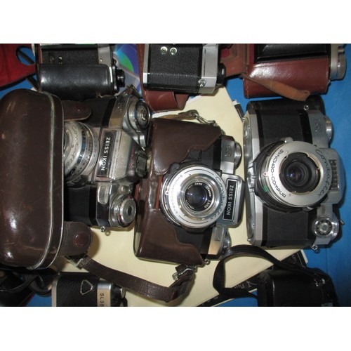 137 - A large quantity of vintage cameras, to include examples by Rolleflex, Zeiss, Minolta and Praktica, ... 