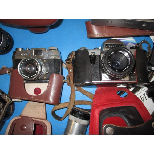 137 - A large quantity of vintage cameras, to include examples by Rolleflex, Zeiss, Minolta and Praktica, ... 