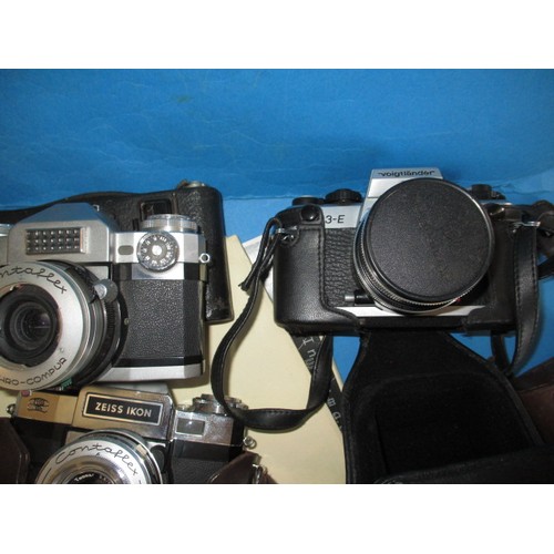 137 - A large quantity of vintage cameras, to include examples by Rolleflex, Zeiss, Minolta and Praktica, ... 