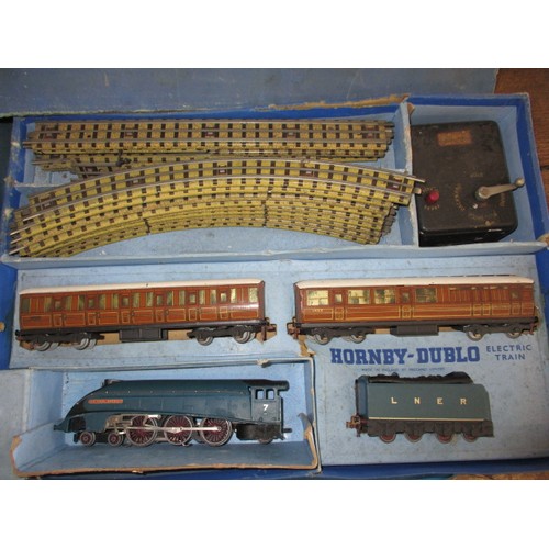 143 - A 1940s Hornby Dublo 3 rail train set, the loco being the Sir Nigel Gresley, in original box, the st... 