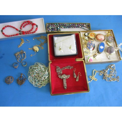 A parcel of vintage costume jewellery, to include brooches and necklace, all in used condition