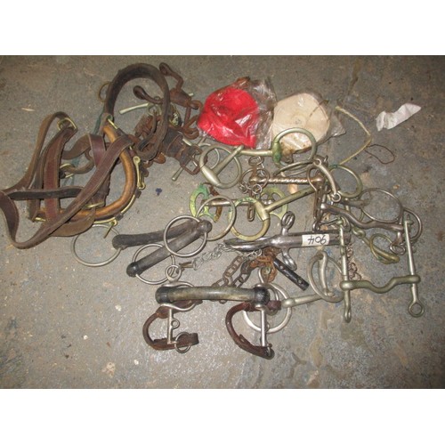 274 - A parcel of vintage tack to include various bits and miscellaneous associated items