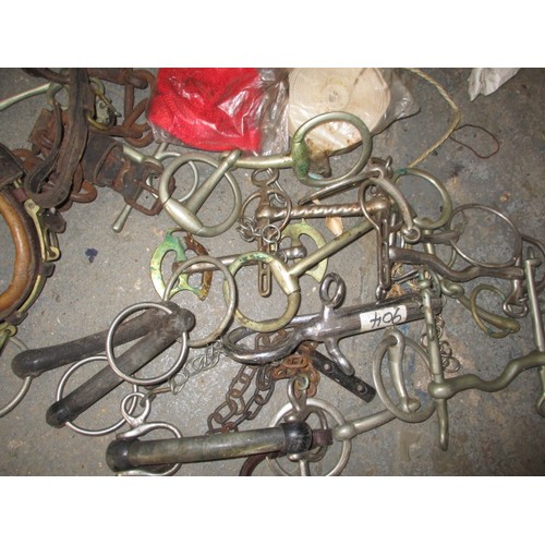 274 - A parcel of vintage tack to include various bits and miscellaneous associated items