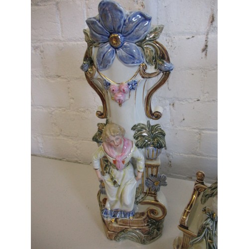 289 - A 19th century German porcelain mantle garniture of 2 vases and a clock stand. Clock not working. In... 