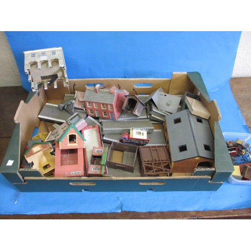 308 - A parcel of vintage ‘00’ gauge model railway buildings, all in used condition with general use-relat... 