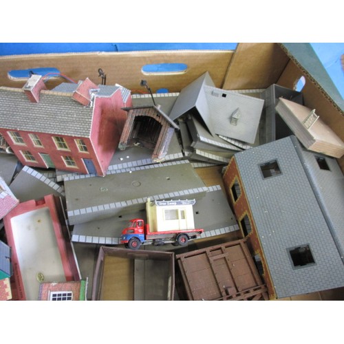 308 - A parcel of vintage ‘00’ gauge model railway buildings, all in used condition with general use-relat... 