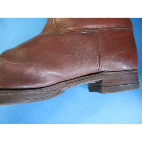 215 - A pair of vintage ladies leather flying boots, in good used condition