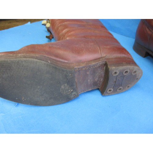 215 - A pair of vintage ladies leather flying boots, in good used condition