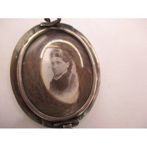 74 - A late 19th century mourning brooch with photo hair panel verso, approx. width 3cm, In used conditio... 