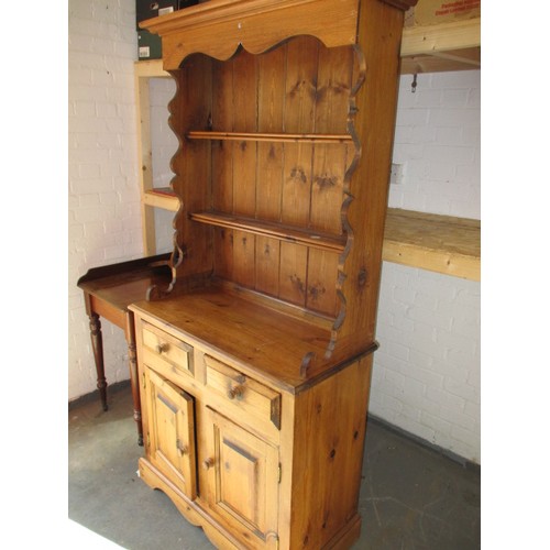 271 - A small country house kitchen pine dresser with removable top rack, in good used condition, approx. ... 