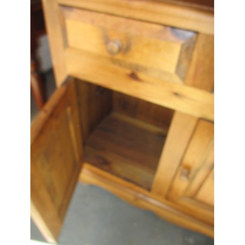 271 - A small country house kitchen pine dresser with removable top rack, in good used condition, approx. ... 