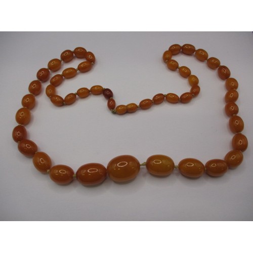 76 - A vintage butterscotch amber bead necklace, approx. linear length 70cm approx. weight 45.5g in good ... 