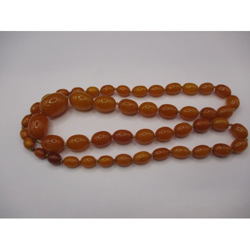 76 - A vintage butterscotch amber bead necklace, approx. linear length 70cm approx. weight 45.5g in good ... 