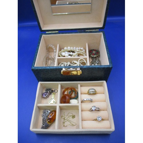 89 - A small jewellery box with contents of costume jewellery, to include 1 small 9ct gold chain, all inn... 