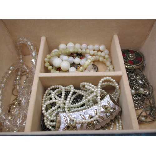 89 - A small jewellery box with contents of costume jewellery, to include 1 small 9ct gold chain, all inn... 