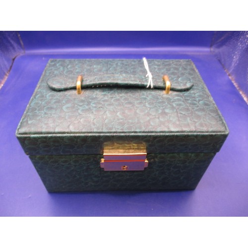 89 - A small jewellery box with contents of costume jewellery, to include 1 small 9ct gold chain, all inn... 