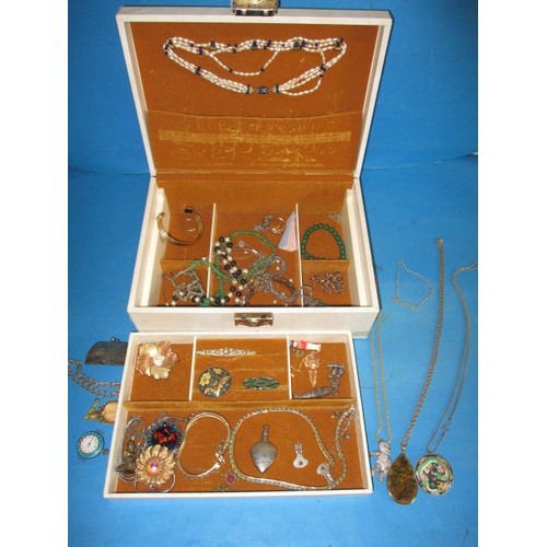 91 - A quantity of vintage costume jewellery, to include some gold and silver items, all in jewellery box... 