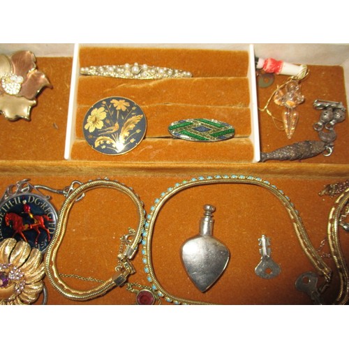 91 - A quantity of vintage costume jewellery, to include some gold and silver items, all in jewellery box... 