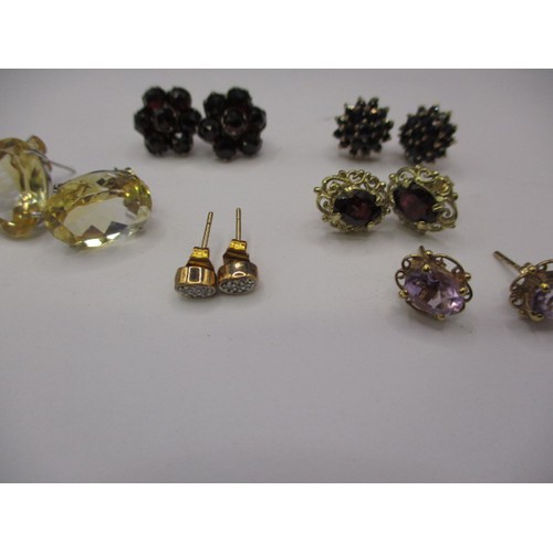 81 - 6 Pairs of vintage stud earrings, all on yellow metal mounts, all in good pre-owned condition