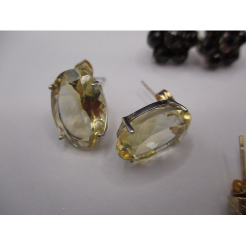 81 - 6 Pairs of vintage stud earrings, all on yellow metal mounts, all in good pre-owned condition