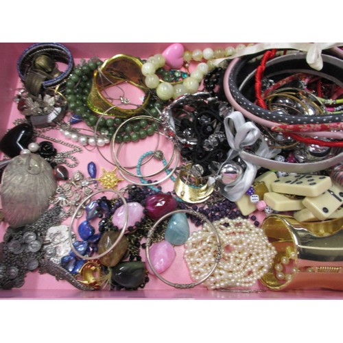 94 - A parcel of costume jewellery, to include brooches and necklaces, all in used condition