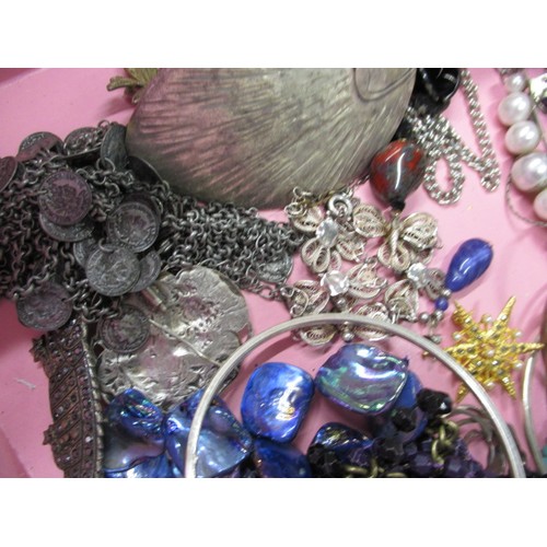 94 - A parcel of costume jewellery, to include brooches and necklaces, all in used condition