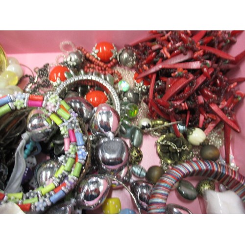 94 - A parcel of costume jewellery, to include brooches and necklaces, all in used condition