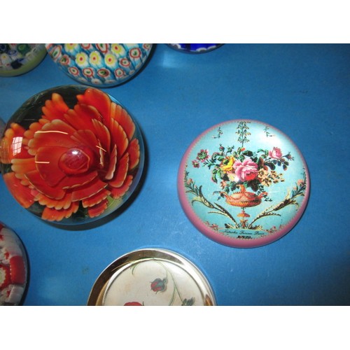 300 - A parcel of paperweights and 2 glass vases, various sizes and ages, all in good used condition with ... 