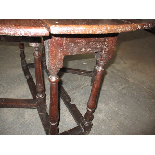 259 - An early 18th century oak gate leg table, approx. diameter 119cm approx. height 73cm in good useable... 