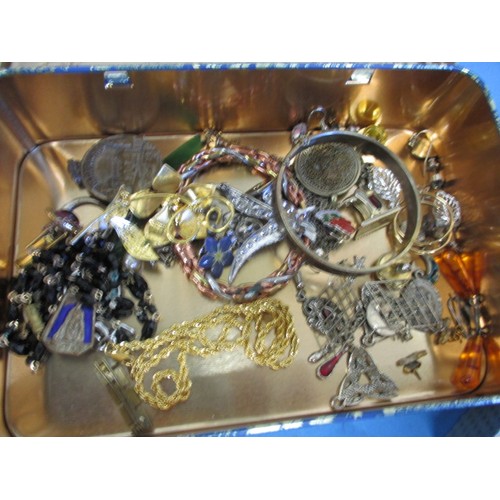 95 - A parcel of vintage costume jewellery to include a boxed Swarovski crystal necklace earring set and ... 