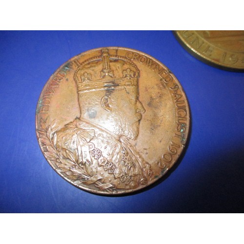 160 - A Battle of London medallion, An Edward VII coronation medallion, and an 1890 silver crown, all in g... 