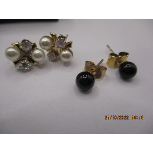 86 - Five pairs of earrings and a pendant, various stones and metals, all in good pre-owned condition