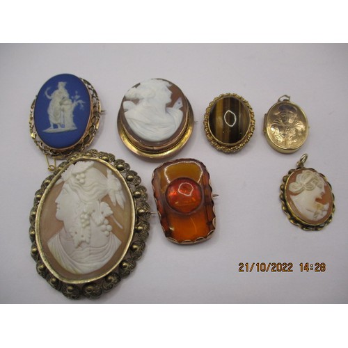 87 - A parcel of vintage brooches and pendants, some gold and others yellow metal, all in used condition