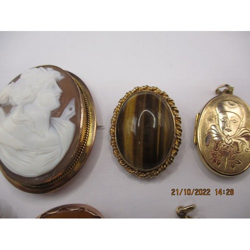 87 - A parcel of vintage brooches and pendants, some gold and others yellow metal, all in used condition