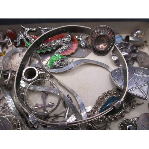 112 - A parcel of silver and white metal items to include jewellery and charms, all in used condition