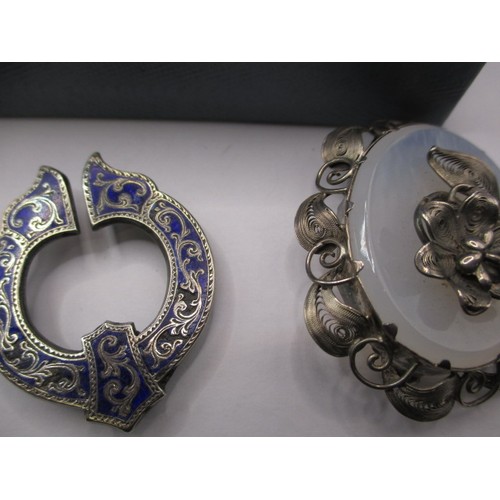 112 - A parcel of silver and white metal items to include jewellery and charms, all in used condition